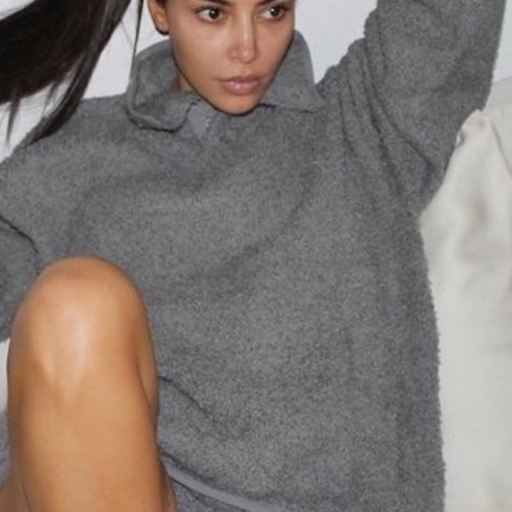 SKIMS SMOKE GREY FUZZY BUTTON COLLAR SWEATSHIRT